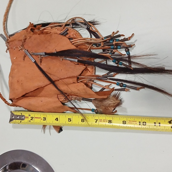 🪶 Vintage Native American Handmade Leather Horsehair Medicine Bag with Feathers - Picture 11 of 12